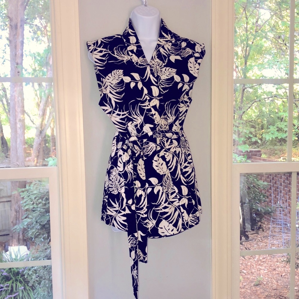 Vince Camuto belted vest size Medium